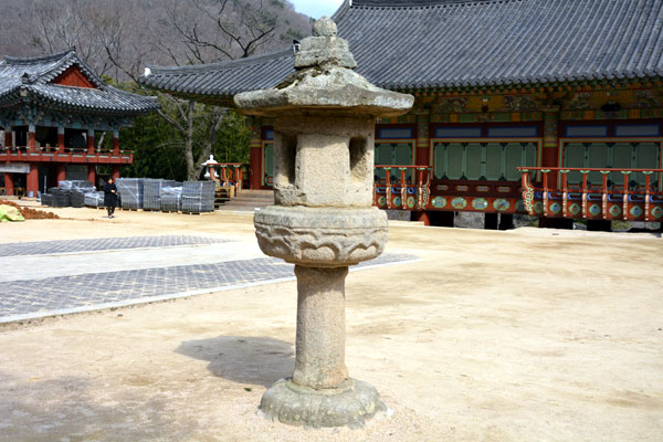 梵魚寺の石灯