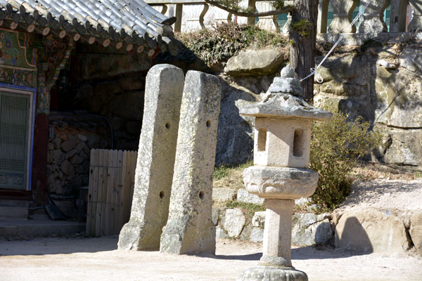 梵魚寺の石灯